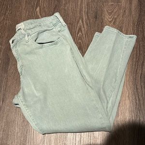 Universal Thread Size 14 Mid Rise Skinny Short